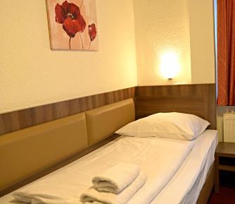 Budget Single Room with Shared Bathroom