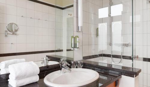 Large Double Room in the Dependences