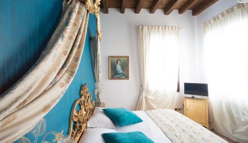 Deluxe Room with Spa Bath