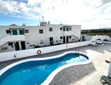 Apartment with Pool View 