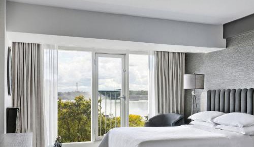 Partial Fallsview Guest room, 1 Queen