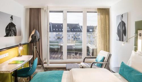 Standard Queen Room with Balcony and Garden View