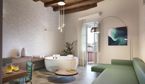 Deluxe Suite with Spa Bath