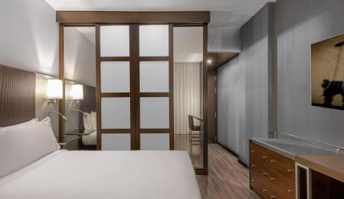 Deluxe Queen Room with Garden View and Balcony