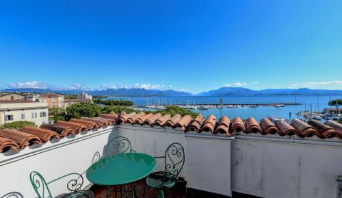 Apartment with Lake View