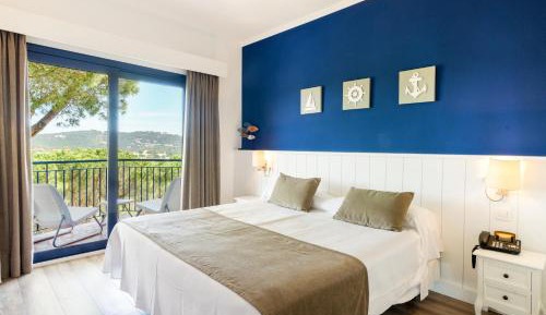 Deluxe Double Room with Balcony and Sea View