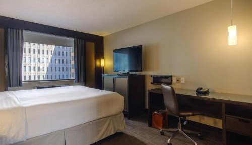 Intimate Queen Room 