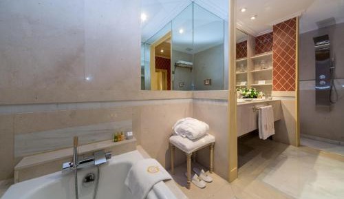 Deluxe Suite with Parking Included 