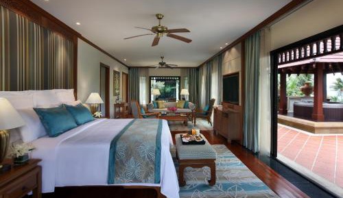 One-Bedroom Luxury King Suite with Whirlpool - Oceanfront