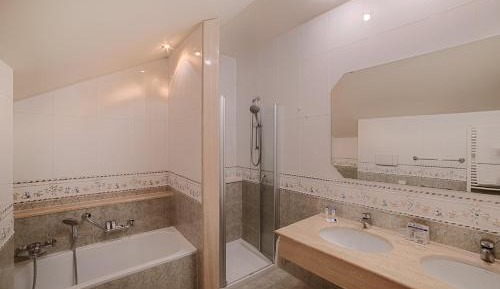Suite with Lake View and Spa access