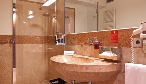 Deluxe Triple Room with Spa Access