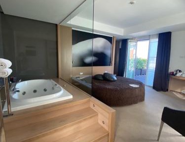Luxury Suite with Spa Bath