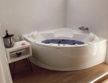 Queen Room with Spa Bath