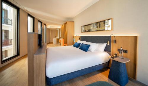 Corner Deluxe Double Room