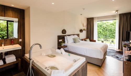 Deluxe Suite with Spa Bath