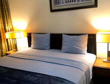 Deluxe Queen Suite
