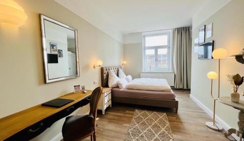 Zimmer mit Kingsize-Bett und Hafenblick im Hochparterre