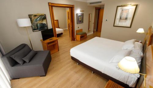 Family Suite (2 Adults + 2 Children)
