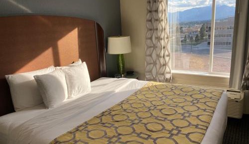 King Room with Mountain View - Non-Smoking