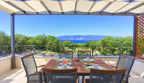 Luxury Two-Bedroom Apartment with Terrace and Sea View