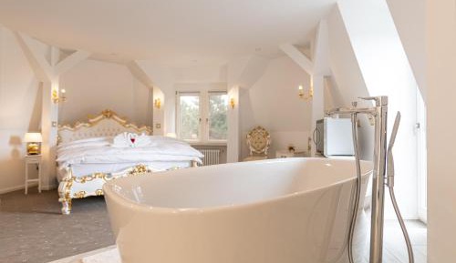 Suite with Balcony - Castle
