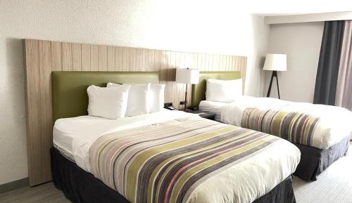One-Bedroom Suite with Two Queen Beds and Whirlpool - Non-Smoking