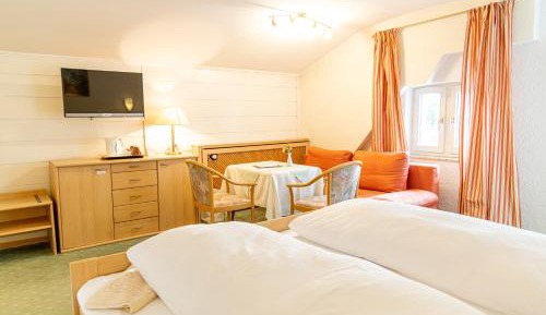 Deluxe Double Room (2 Adults + 1 Child)