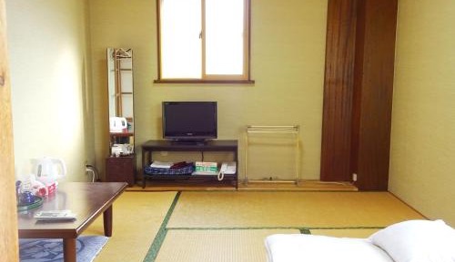 Japanese-Style Single Room with Shared Bathroom