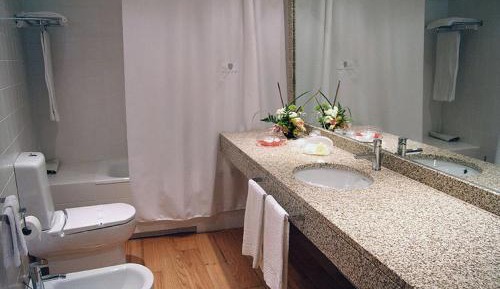 Family Suite (2 Adults + 2 Children)