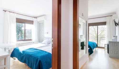 Two Connecting Double Rooms (3 Adults)
