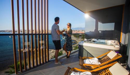 Deluxe Suite with Balcony, Sea View and Spa Bath