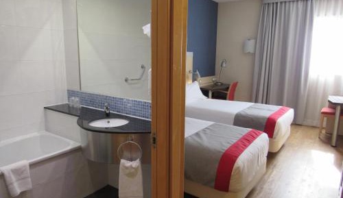 Standard Queen Room - Free Breakfast