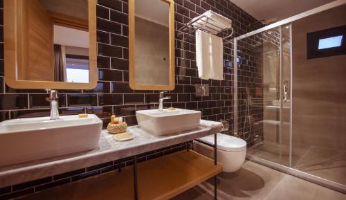 Deluxe Room with Spa Bath - Pool View