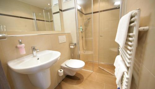 Family Two-Bedroom Apartment with Balcony and Elevator 