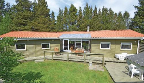 Three-Bedroom Holiday Home 