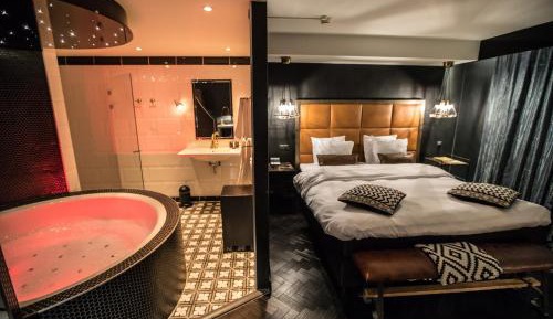 One-Bedroom Suite with Spa Bath (New York)