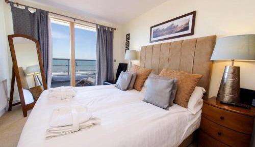 Two-Bedroom Penthouse Apartment with Sea View