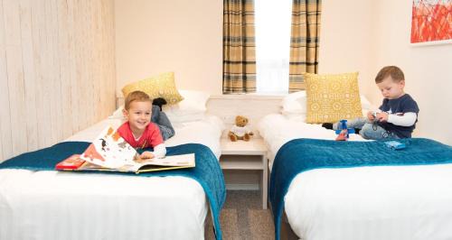 Interconnecting Family Room (2 Adults + 2 Children)