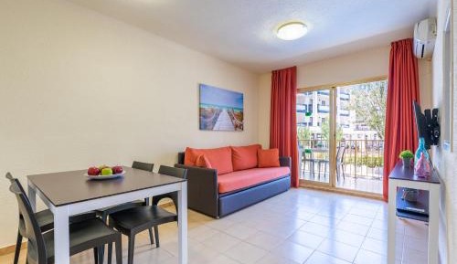 Apartment with Pool View 