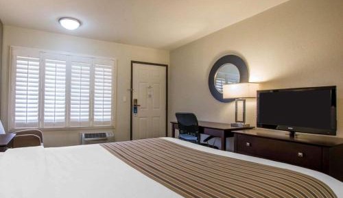 Queen Room - Non-Smoking