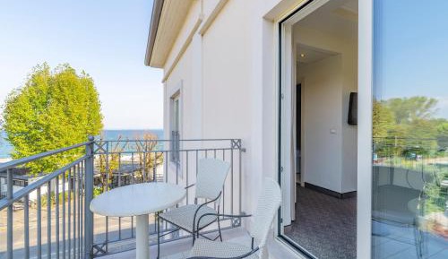 Suite with Balcony and Lake View