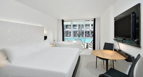 The Innside Premium Room with Swim Up