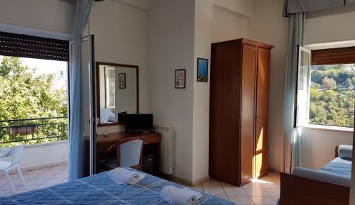 Deluxe Double Room with Balcony and Sea View