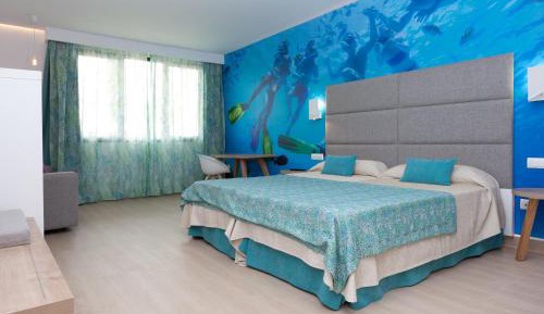 Family Room (2 Adults + 2 Children)