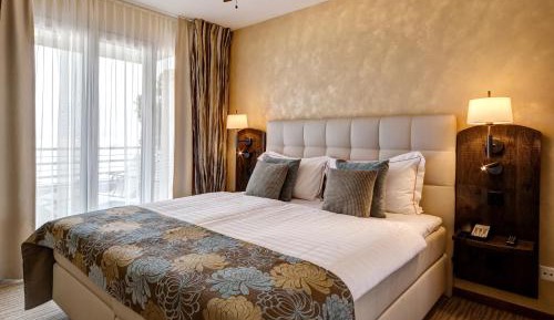 Suite with Lake View