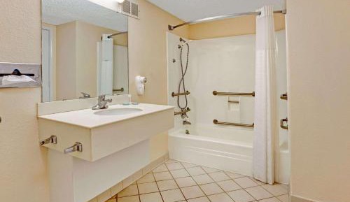King Room with Bathtub - Mobility Accessible
