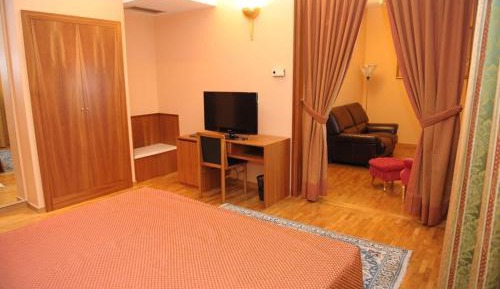 One-Bedroom Apartment - Annex