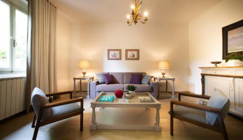 Royal Two-Bedroom Apartment with Garden