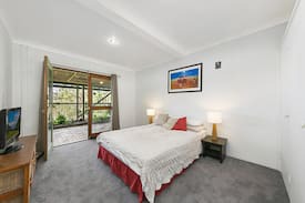 Vacy Cabin | Tuckeroo Retreat- Private courtyard & pool table