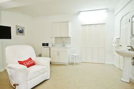 Jack's Hill Apartment | New luxury 1 br Studio apt Jacks Hill